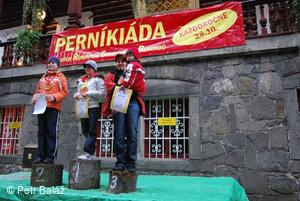 Perníkiáda 2009 - předání perníkijských medailí za Čapí stoj na jedné noze